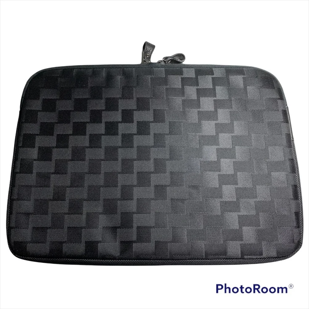 NWOT Solo 16” soft padded laptop case